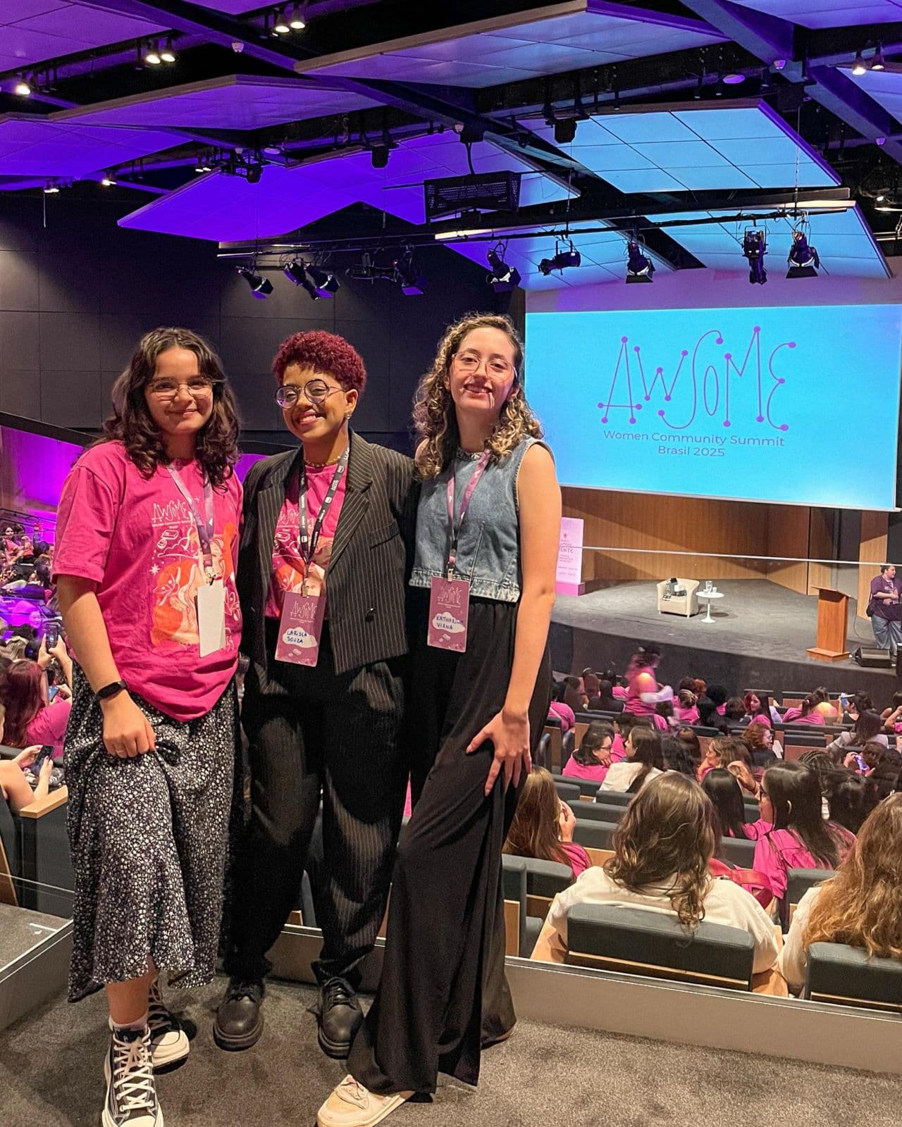 Lary Souza de rosa com amigas no AWSome Women Community