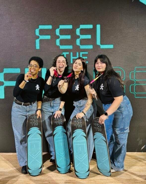 Quatro mulheres em frente ao painel Feel the Future