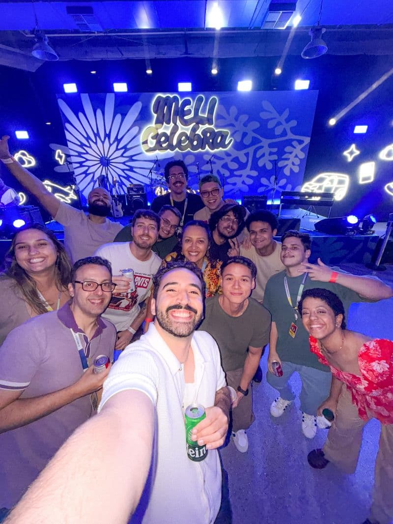 Grupo reunido em frente ao palco do MELI Celebra