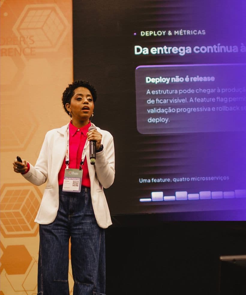 Lary Souza apresentando uma palestra no palco