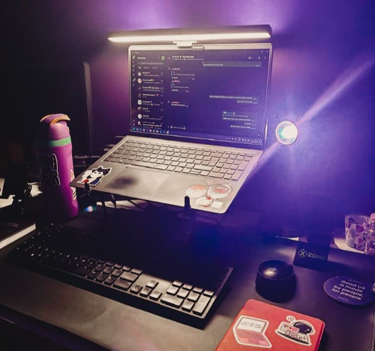 Meu setup de trabalho com notebook, teclado e iluminação roxa